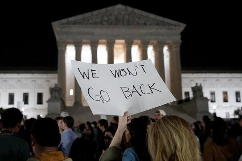 הפגנה מחוץ לבית המשפט העליון בוושינגטון במחאה על הפסיקה המסתמנת לגבי הפלות, AP