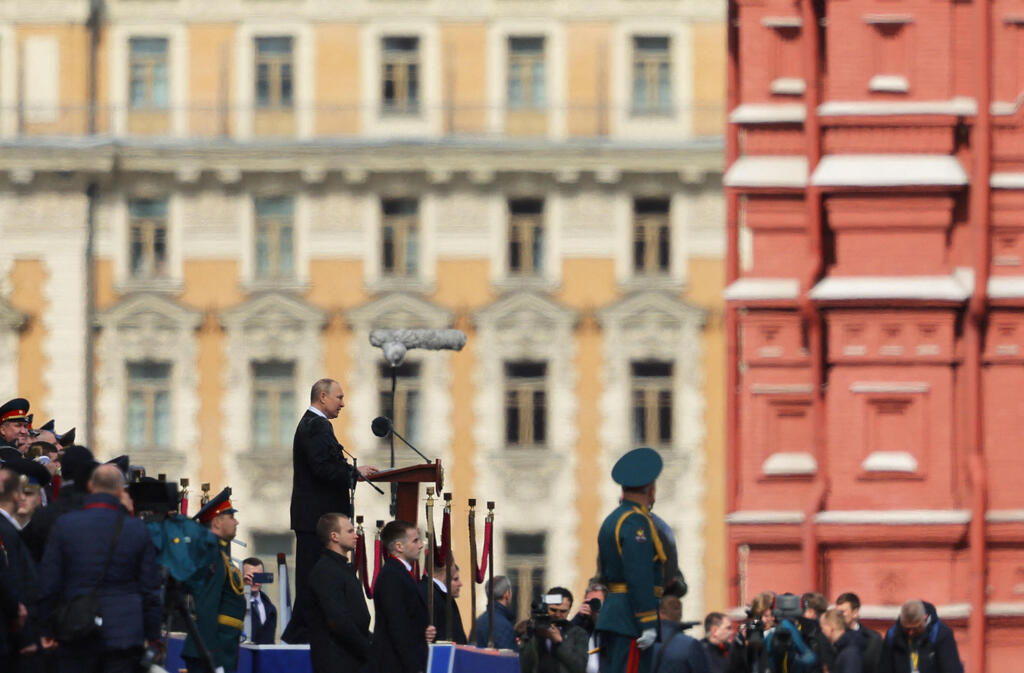 נשיא רוסיה ולדימיר פוטין נואם במצעד הצבאי במוסקבה במאי 2022