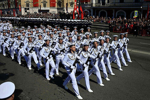 אלפי חיילים צועדים ברחובות, צילום: AFP