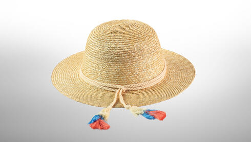 כובע קש בוטר בסגנון בוהו בעיצובה של היוצרת הרב־תחומית יעל כהן ל-Justine Hats,  