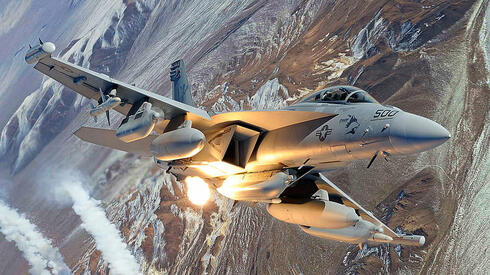 מטוס F18G, עם מארזי ל"א תחת כנפיו ובקצותיהן, צילום: USN