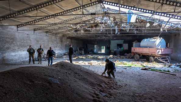 חיילים של צבא אוקראינה במחסן חיטה במחוז חרסון שהופצץ על ידי רוסיה