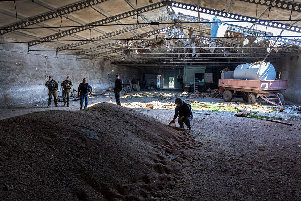חיילים של צבא אוקראינה במחסן חיטה במחוז חרסון שהופצץ על ידי רוסיה, גטי