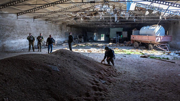 חיילים של צבא אוקראינה במחסן חיטה במחוז חרסון שהופצץ על ידי רוסיה