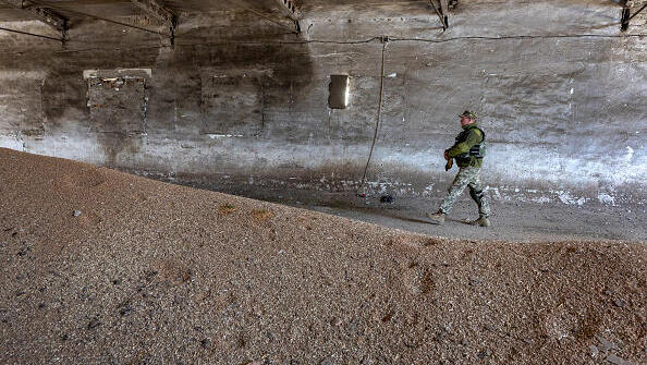חייל של צבא אוקראינה בוחן מחסן חיטה במחוז חרסון שהופצץ על ידי רוסיה