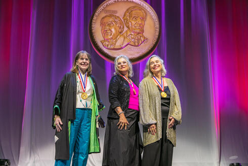 מימין: ליסה לינדהול, הינדה מילר ופולי סמית עונדות את המדליה בטקס בהיכל הממציאים. חזיית הספורט מסייעת לבריאות ולהישגים
, צילום: אוראל כהן