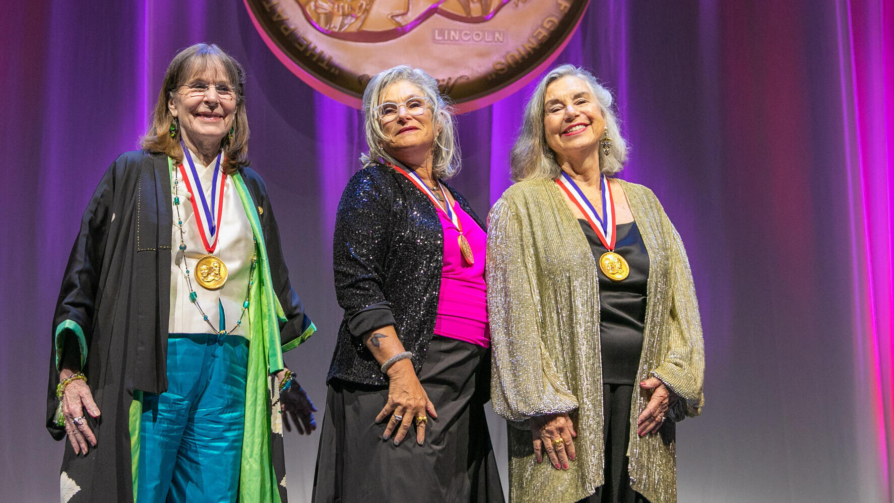 פנאי ליסה לינדהול, הינדה מילר ופולי סמית עונדות את המדליה בטקס בהיכל הממציאים