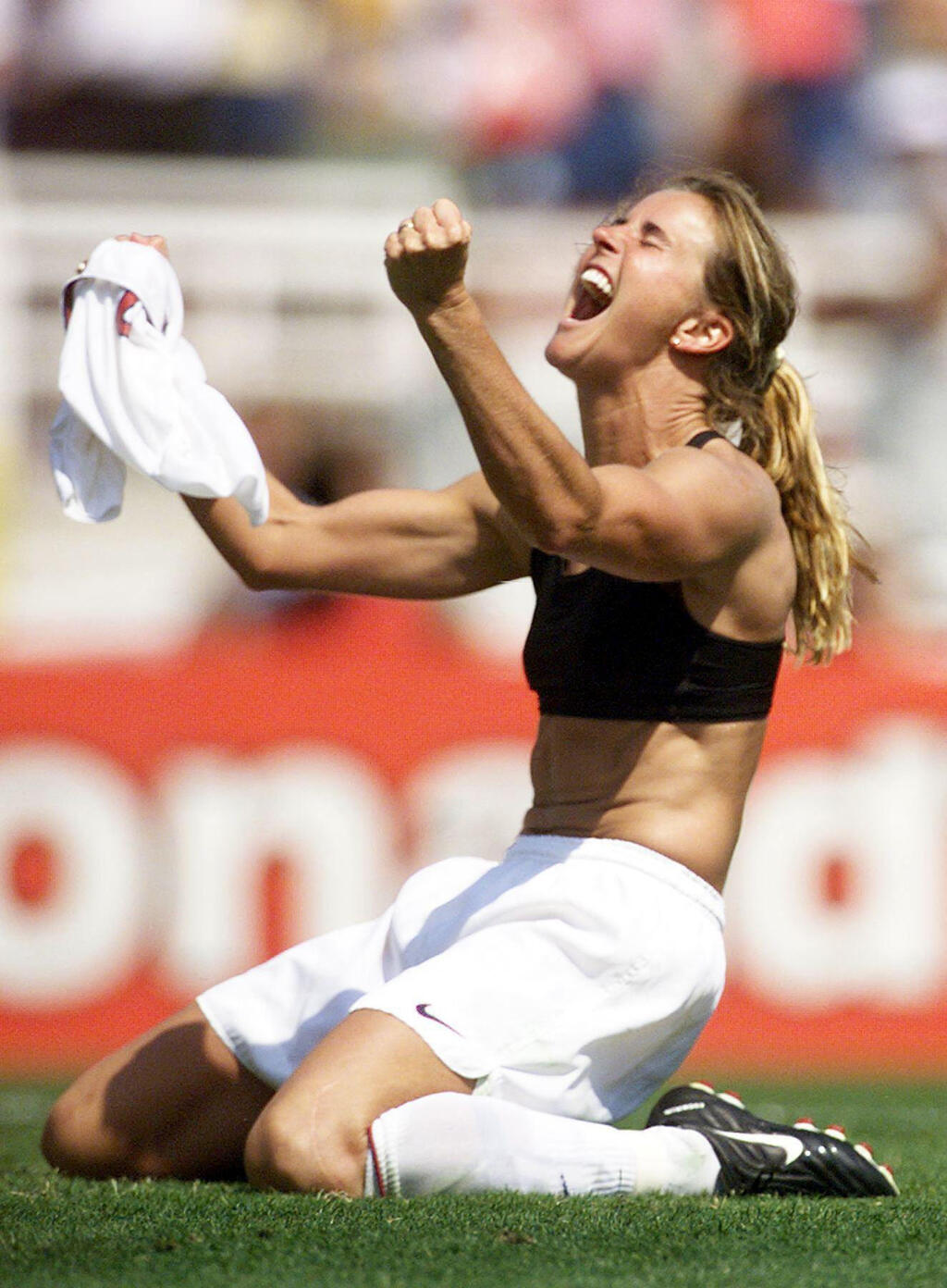פנאי ברנדי צ'סטיין בחזיית ספורט אחרי ניצחון ארה"ב באליפות העולם בכדורגל לנשים