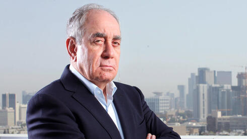 אקירוב משנה כיוון? "שוקל לפזר מניות של אלרוב כדי להיכנס למדד ת"א־90"