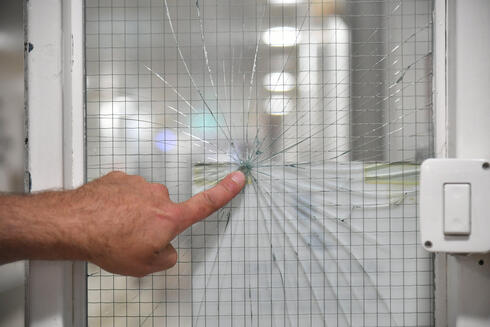 זכוכית מנופצת בעקבות התקיפה בבית החולים הדסה הר הצופים, שלשום. אין מנוס מלהציב שומרים או אפילו שוטרים בכל חדרי המיון, צילום: יואב דודקביץ
