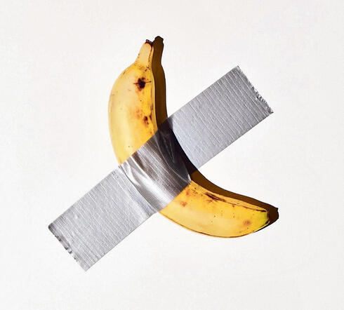 “קומיקאי”, בננה על הקיר.  נמכרה ב־120 אלף דולר, איי.אף.פי