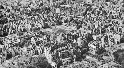 העיר ורשה שרופה ומפוררת, לאחר הפצצות ממושכות, צילום:Wikimedia 
