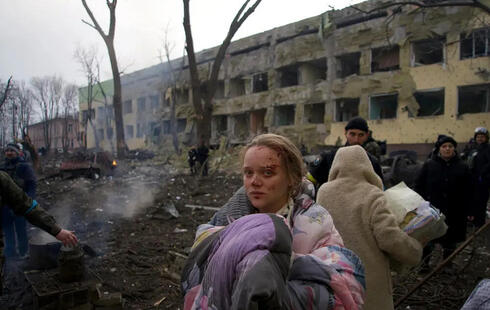 ילדה באוקראינה בהפצצות, צילום: איי פי
