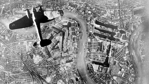 מפציץ היינקל 111 גרמני מעל לונדון, בימי הקרב על בריטניה, צילום: Wikimedia
