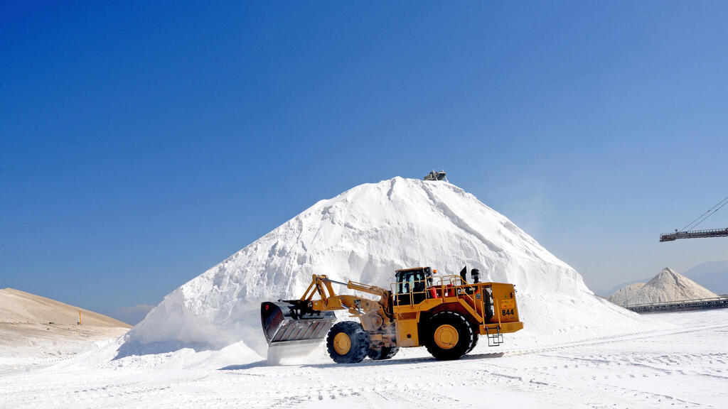 אתר ייצור אשלג של ICL ב מפעלי ים המלח