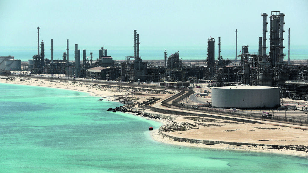 מתקני זיקוק של אראמקו בסעודיה. איתות למדינות המפרץ כי המשך הסלמה יגבה מהן מחיר כלכלי (צילום: רויטרס) מתקני זיקוק של אראמקו בסעודיה