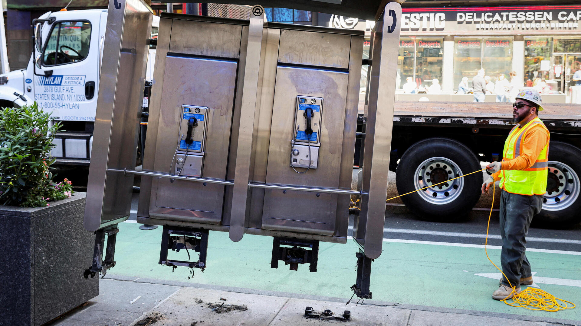 הסרת הטלפון הציבורי האחרון בניו יורק