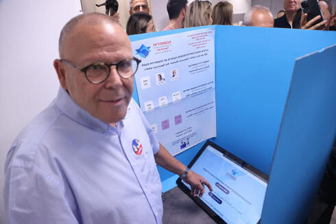 ארנון בר דוד מצביע בבחירות, אתמול, צילום: מוטי קמחי