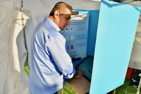 עופר עיני מצביע בבחירות, אתמול, צילום: מוטי קמחי