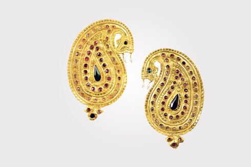 סיכות זהב ויהלומים בצורת פייזלי, הודו המאה ה־19. מתוך התערוכה
,  