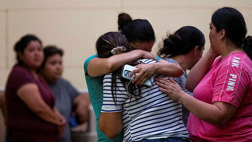 בני משפחה וקרובים מתגודדים ליד בית הספר, צילום: Getty Images North America