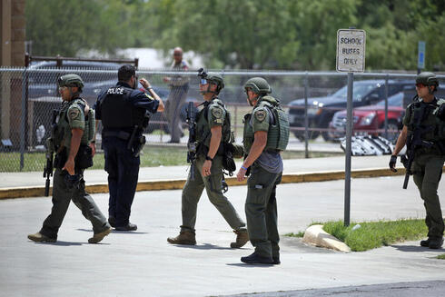 כוחות הביטחון בבית הספר בטקסס אחרי תחילת הירי, צילום: AP