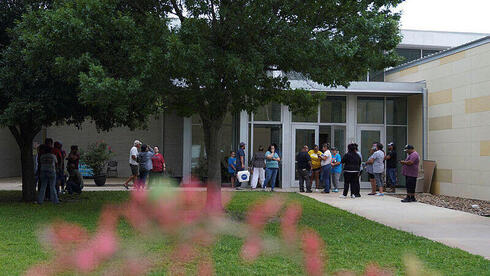 בני משפחה, חברים וקרובים מחוץ לבית הספר בטקסס, צילום: AFP