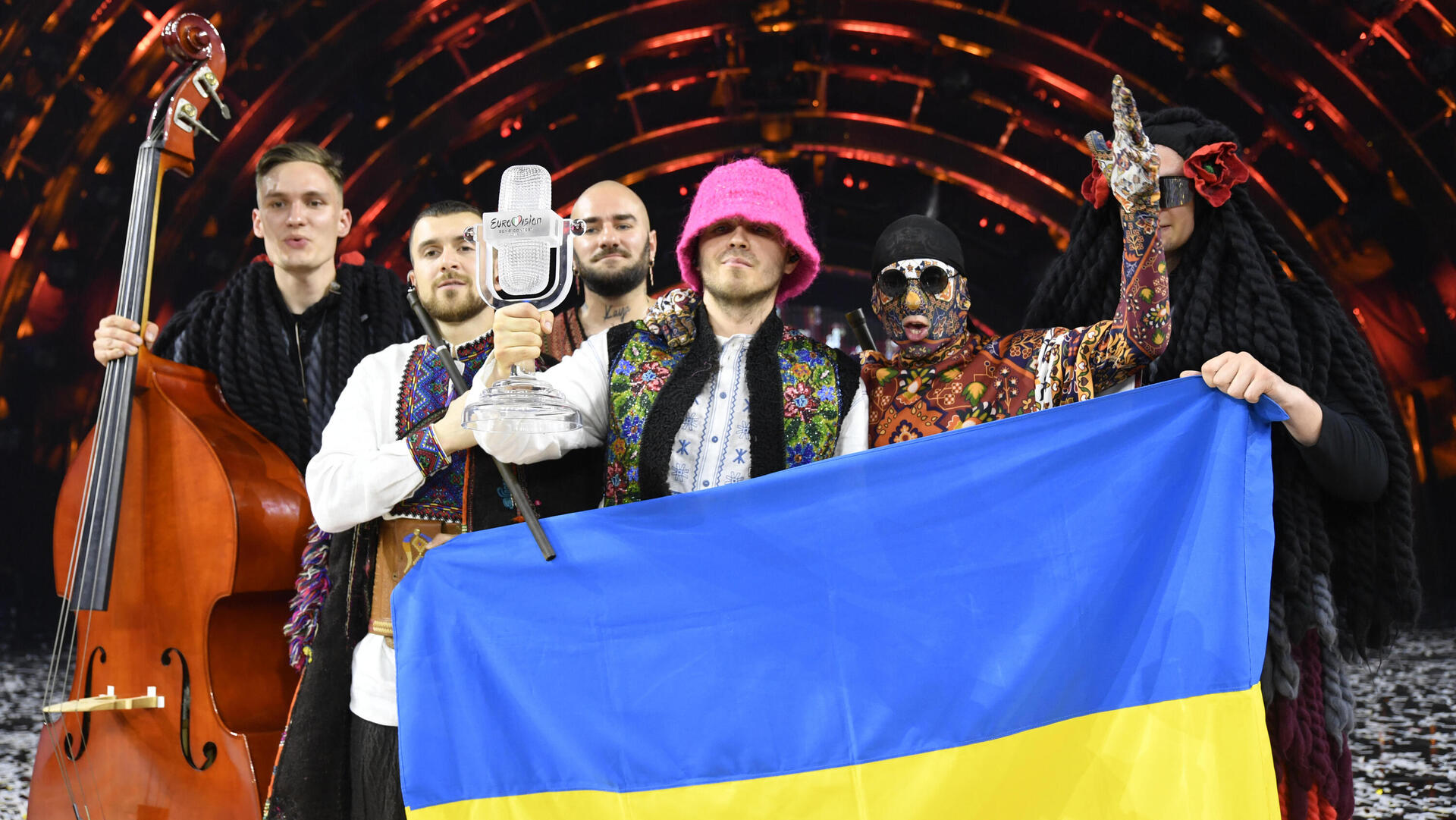קאלוש אורקסטרה עם גביע הזכייה ב אירוויזיון אוקראינה