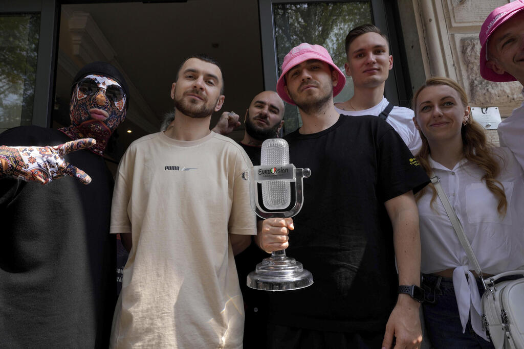 קאלוש אורקסטרה עם גביע הזכייה ב אירוויזיון אוקראינה