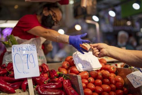 עגבניות בשוק במדריד. קצב האינפלציה רק עולה, צילום: AP