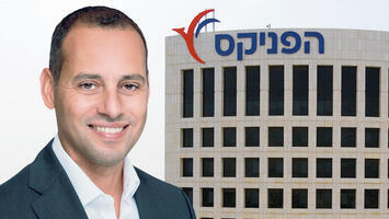 אייל בן סימון על רקע בניין הפניקס 