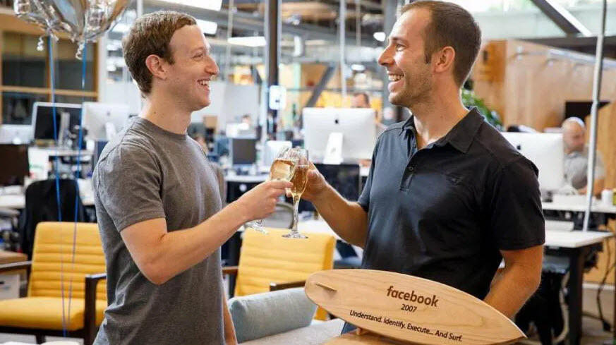 חוויאר אוליבן מונה לסמנכ"ל התפעול של מטא פייסבוק ו מארק צוקרברג