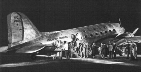 נוסעים עולים ל-DC3 של אמריקן אייליינס, צילום: dc3dakotahistory