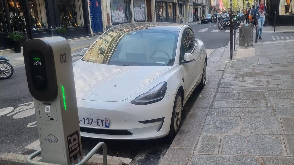 מכונית חשמלית בטעינה בפריז
