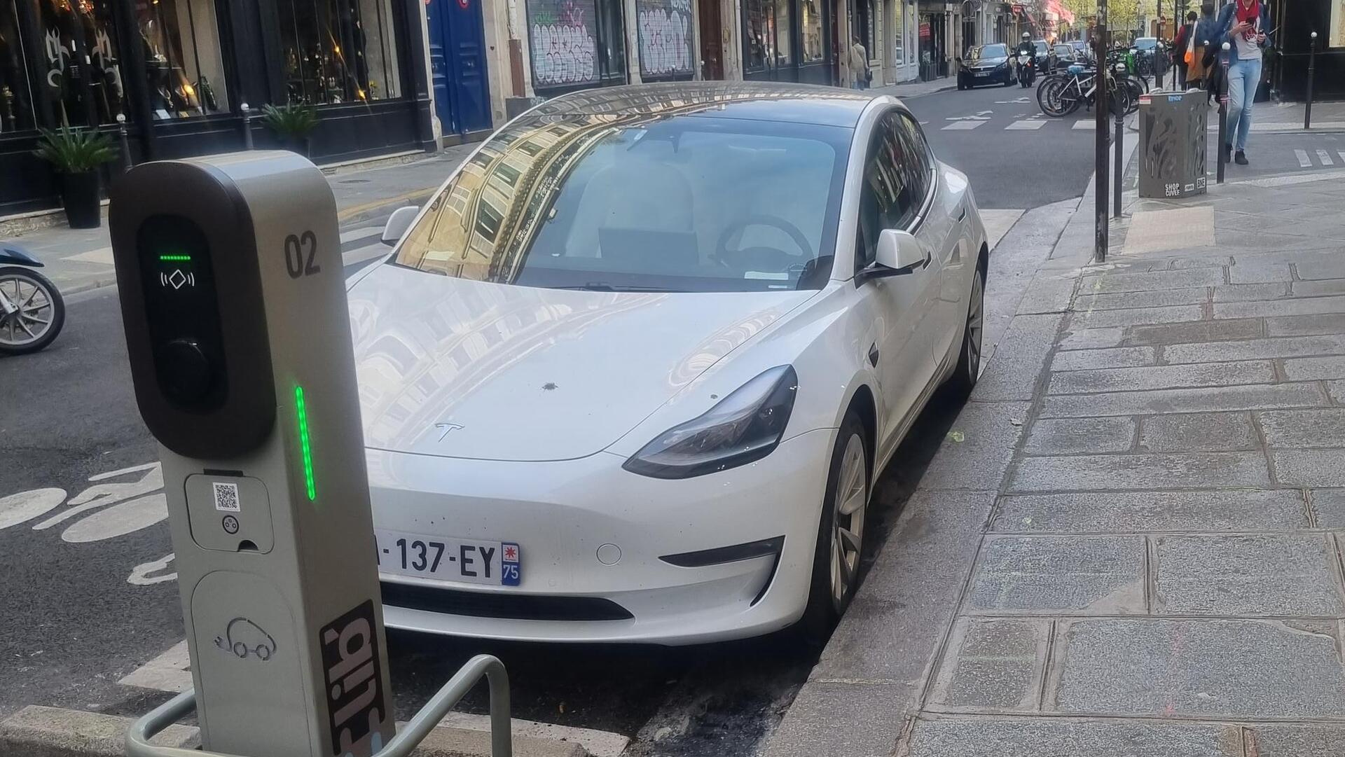 מכונית חשמלית בטעינה בפריז