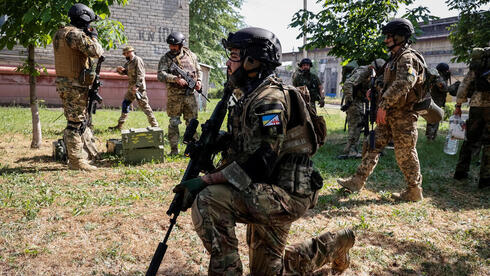 חיילים של צבא אוקראינה בסברודונצק. שומרים על קשר, צילום: רויטרס