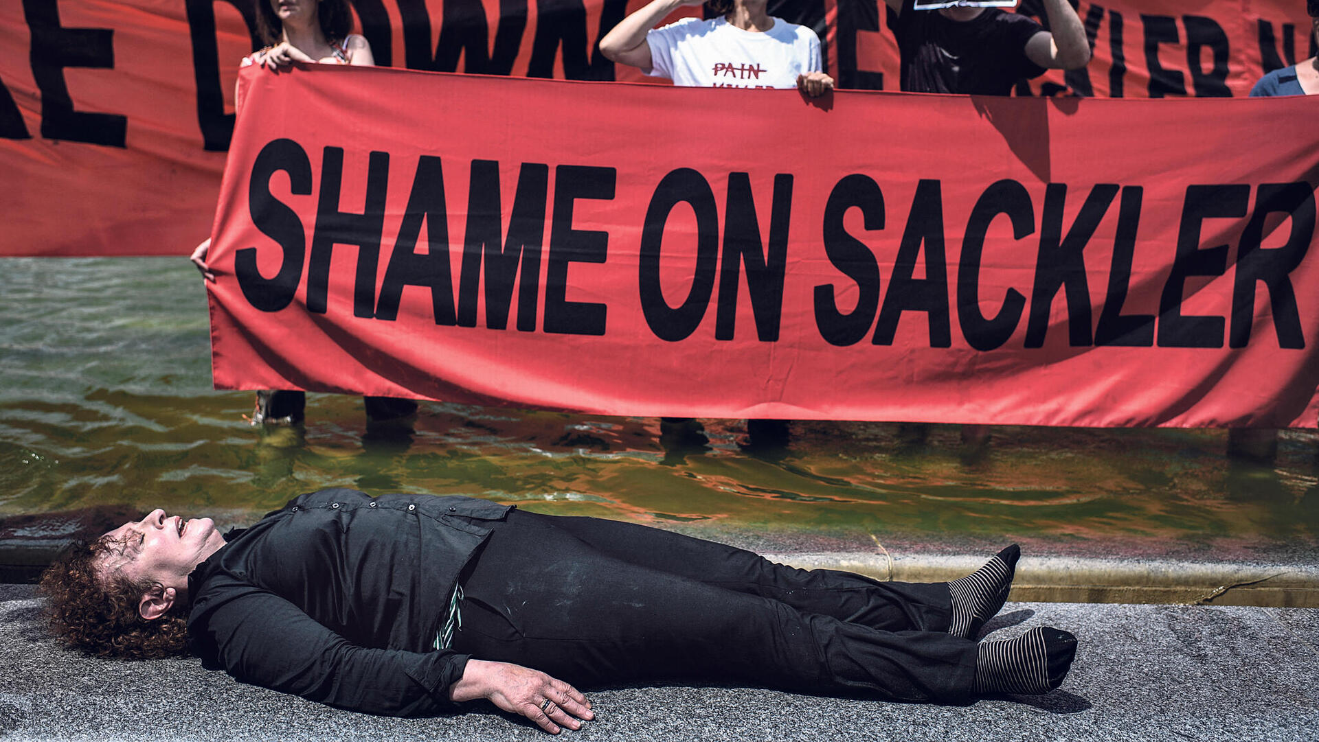 פנאי נאן גולדין צלמת מעמידה פני מתה במחאה נגד משפחת סאקלר בלובר