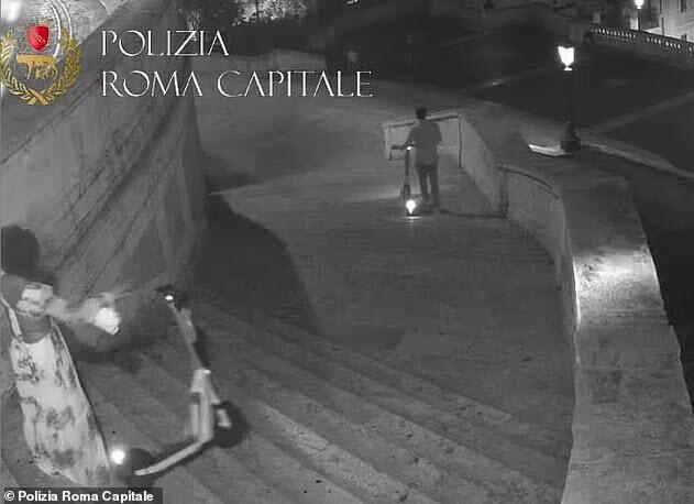 תיירים זורקים קורקינט המדרגות הספרדיות רומא