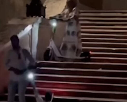 התיירים מורידים קורקינט במדרגות הספרדיות, צילום: Polizia Roma