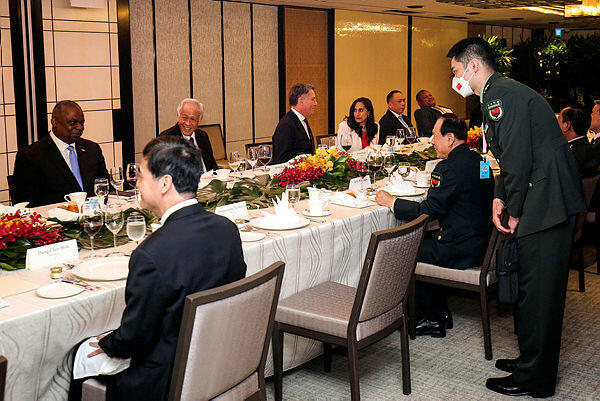 פגישת שר ההגנה האמריקאי (משמאל) עם שר ההגנה הסיני (מימין) בפסגה בסינגפור, היום, AP