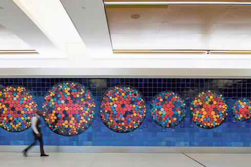 יצירת אמנות של מרים גאני בשדה התעופה לה גווארדיה. להפוך את הטרמינל ליעד תרבותי בפני עצמו,  
