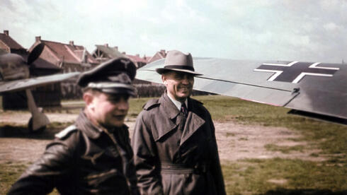 קורט טאנק (במרכז) מבקר ביחידת וורגרים בימי המלחמה, צילום: ww2colorfarbe