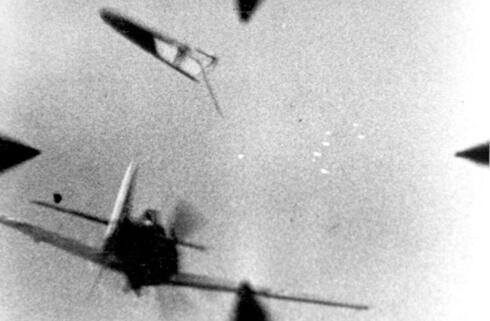 וורגר פגוע מבעד לכוונת של מטוס אמריקאי. שימו לב איך החופה עפה, צילום: USAF