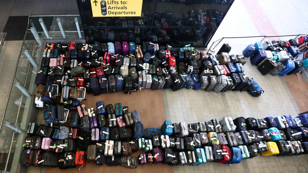 אלפי מזוודות נערמו ב טרמינל 2 בנמל התעופה הית'רו לונדון