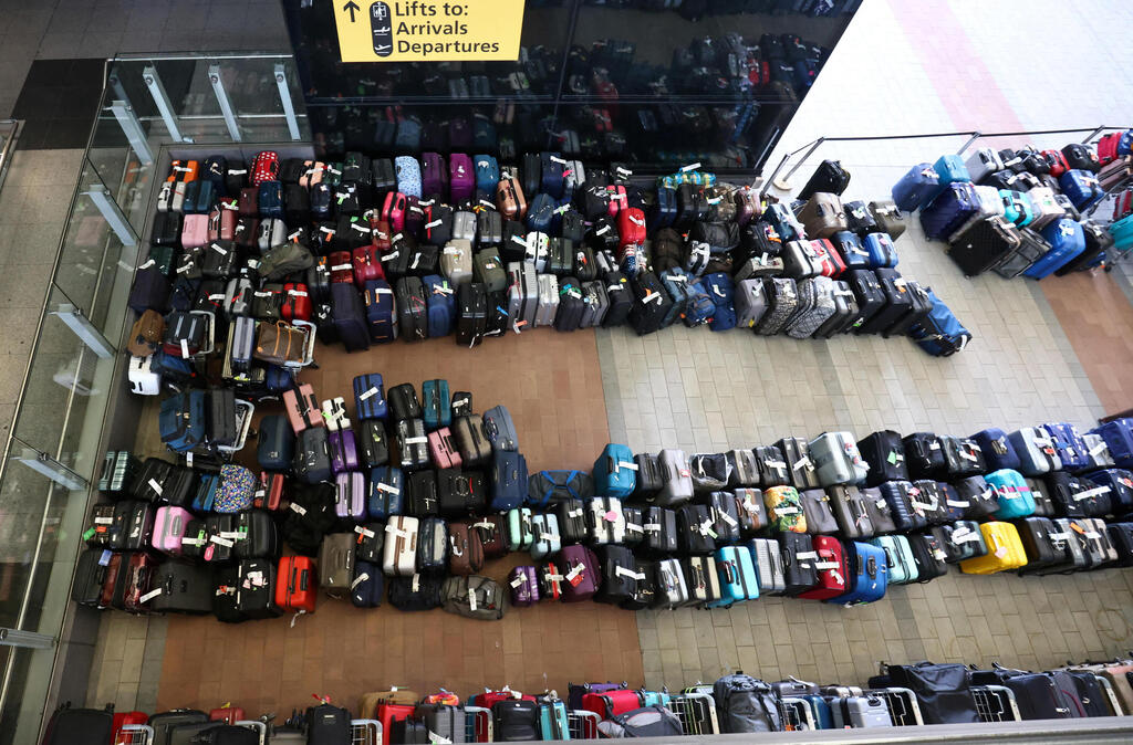אלפי מזוודות נערמו ב טרמינל 2 בנמל התעופה הית'רו לונדון