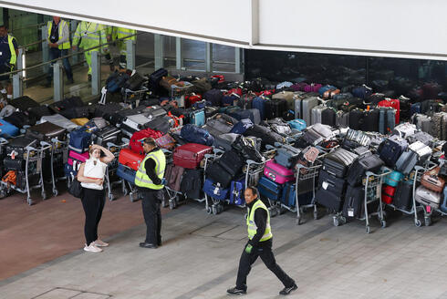 אלפי מזוודות נערמו בטרמינל 2 בנמל התעופה הית