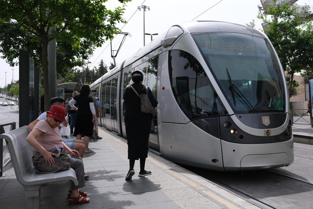 נוסעים ב רכבת הקלה ב ירושלים