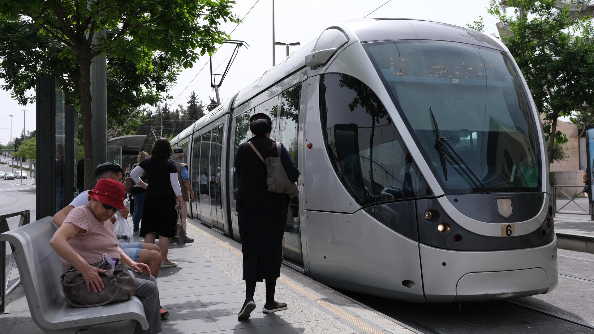 נוסעים ב רכבת הקלה ב ירושלים