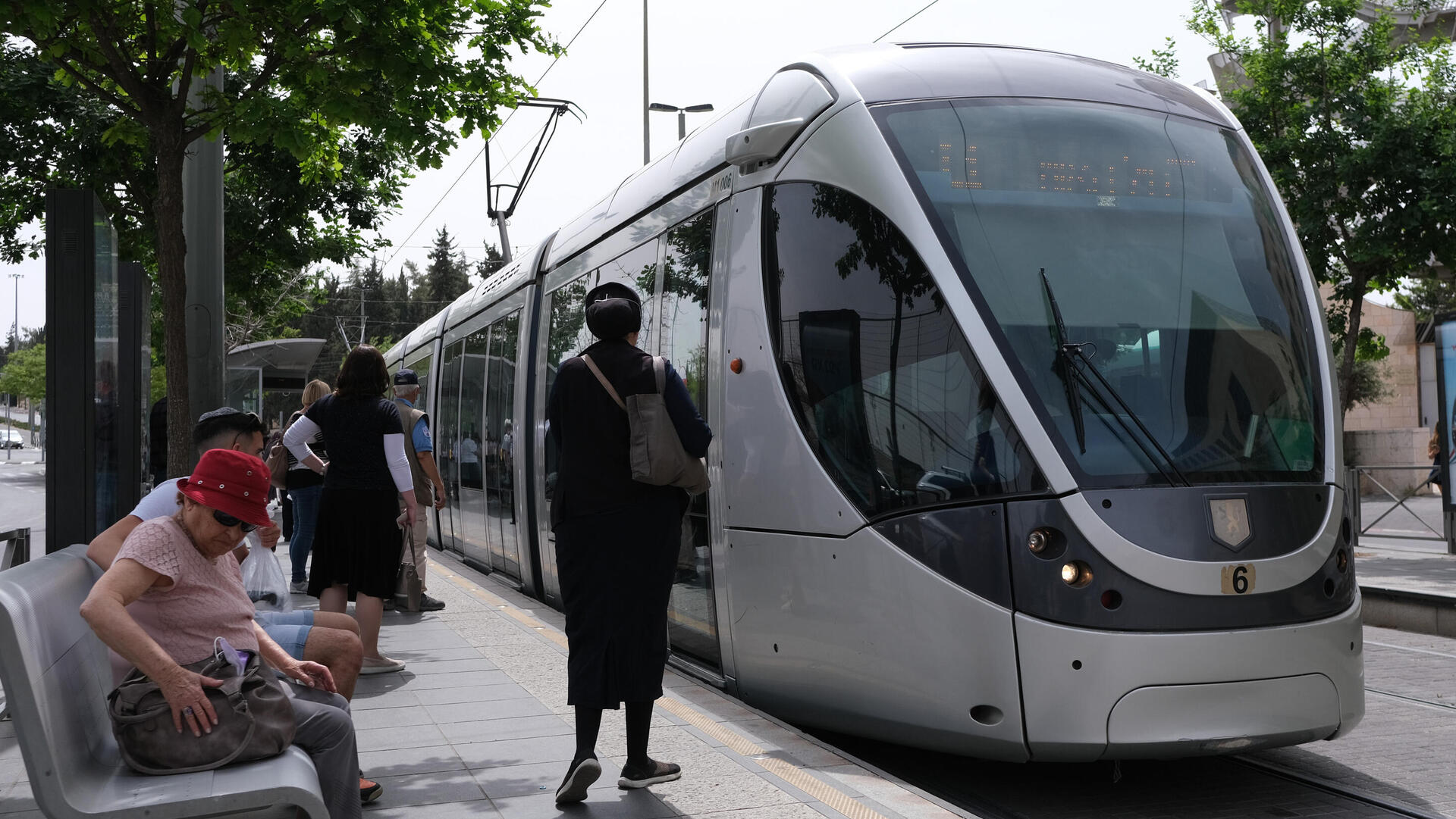 נוסעים ב רכבת הקלה ב ירושלים