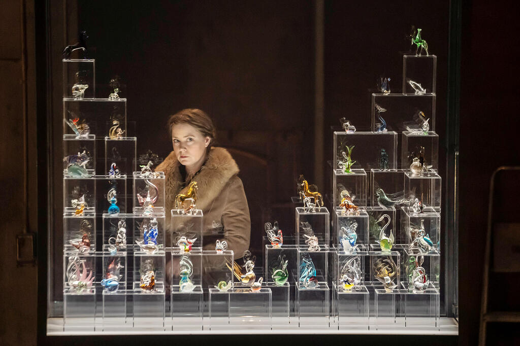 השחקנית איימי אדמס במחזה ביבר הזכוכית פנאי